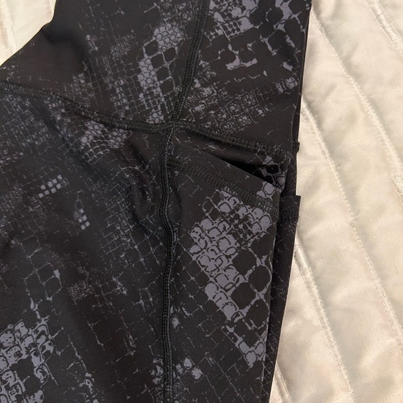 Old Navy Active Elevate High Rise Snake Skin Go-Dry Leggings High Rise Pockets - Picture 3 of 7